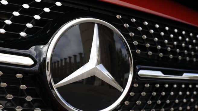 El logo de Mercedes-Benz.