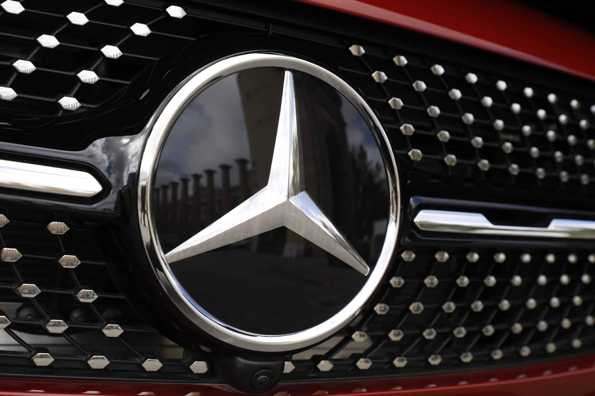 El logo de Mercedes-Benz.