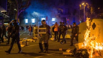 Cuatro detenidos y tres Mossos heridos leves en la manifestación por el 1-O en Barcelona