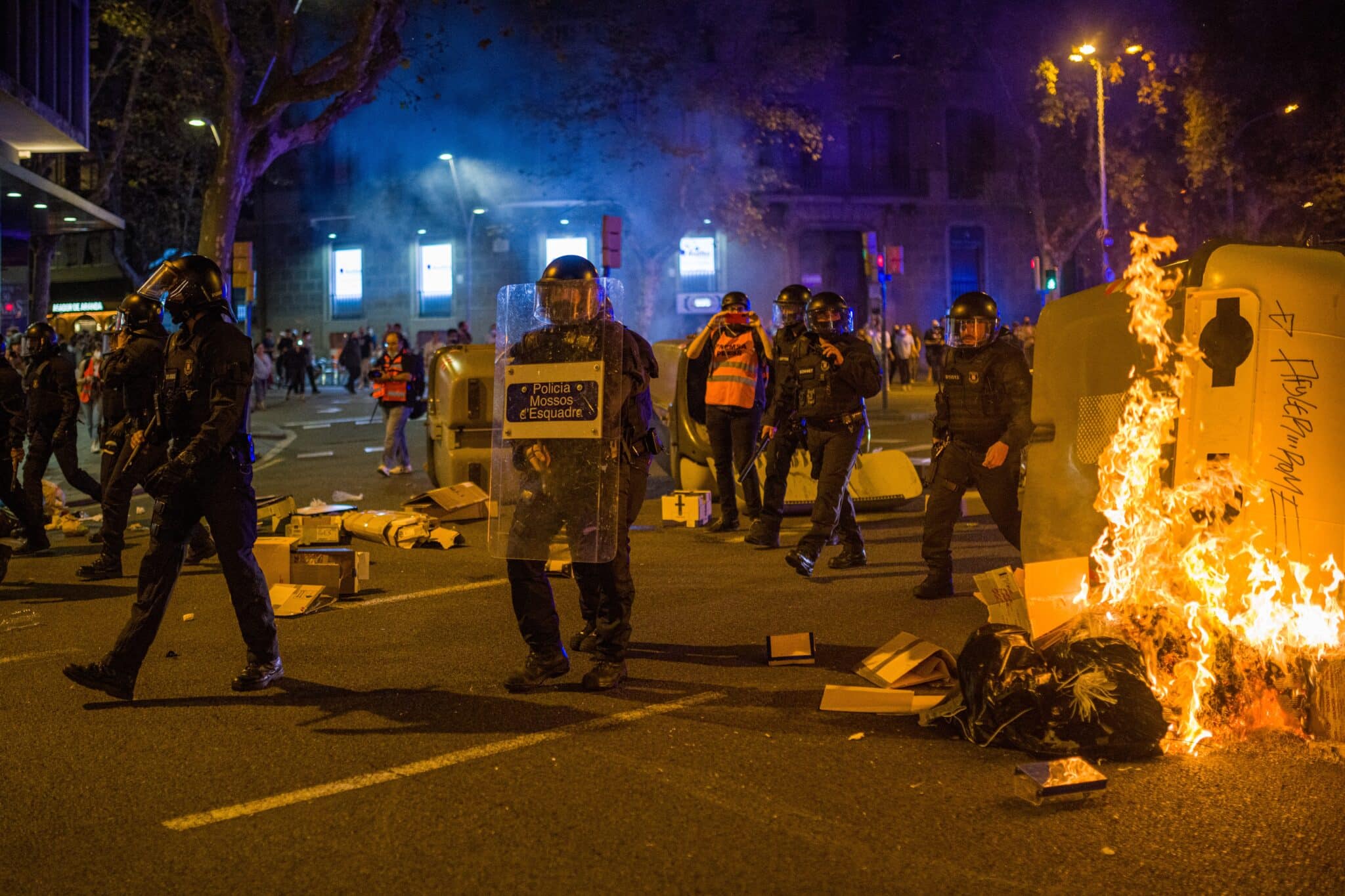 Cuatro detenidos y tres Mossos heridos leves en la manifestación por el 1-O en Barcelona