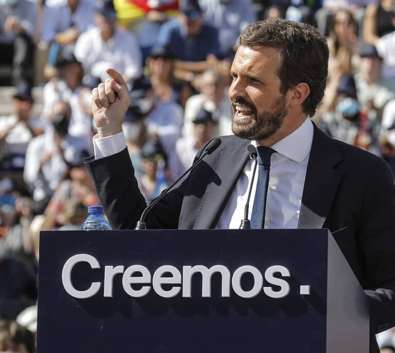 Casado gira a la derecha para hacer "política sin complejos" y dejar sin espacio a Vox