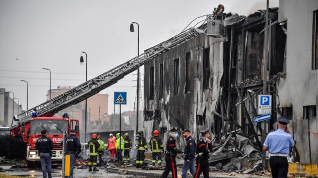 Avión del centro comercial se estrella contra un edificio de oficinas cerca de Milán