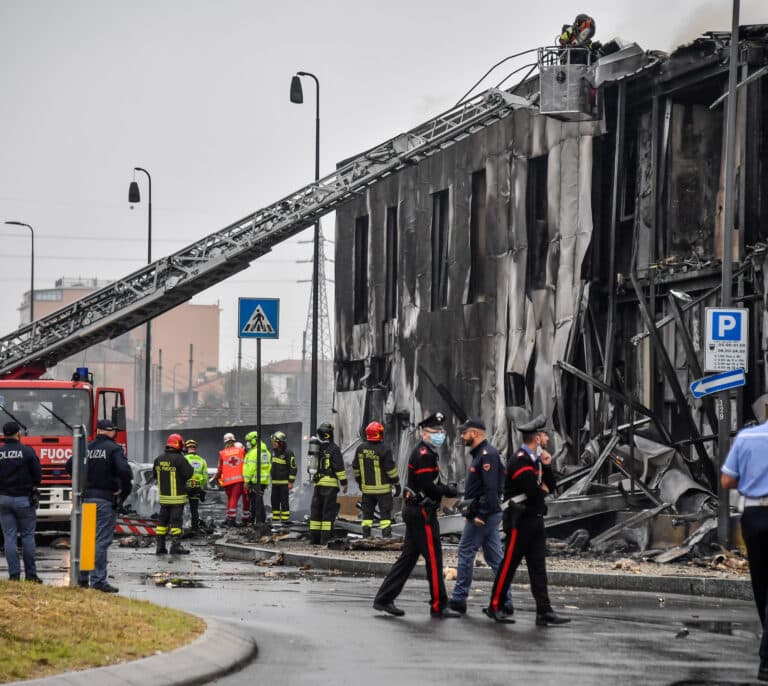 Al menos ocho muertos al estrellarse una avioneta contra un edificio cerca de Milán