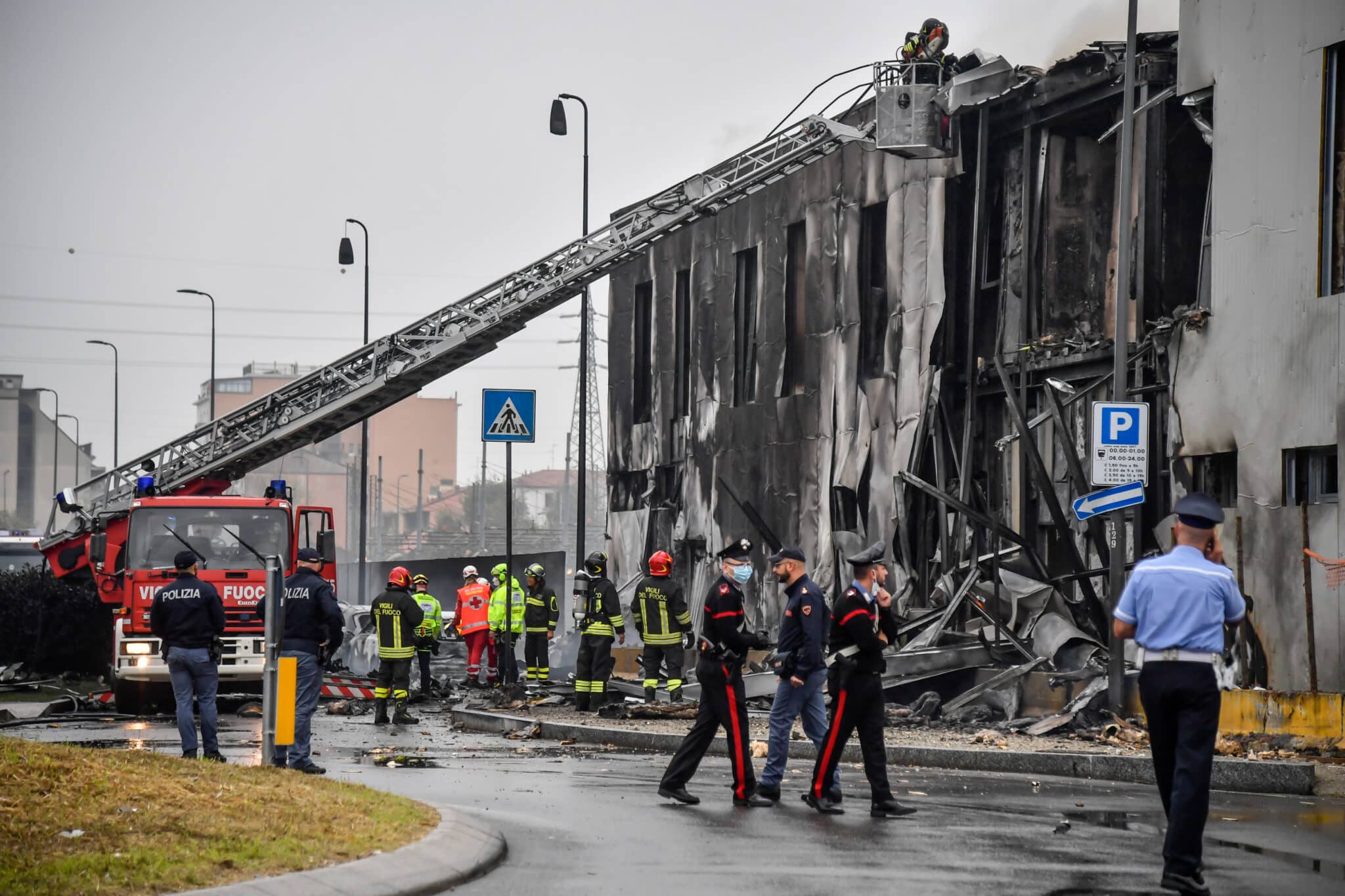 Avión del centro comercial se estrella contra un edificio de oficinas cerca de Milán