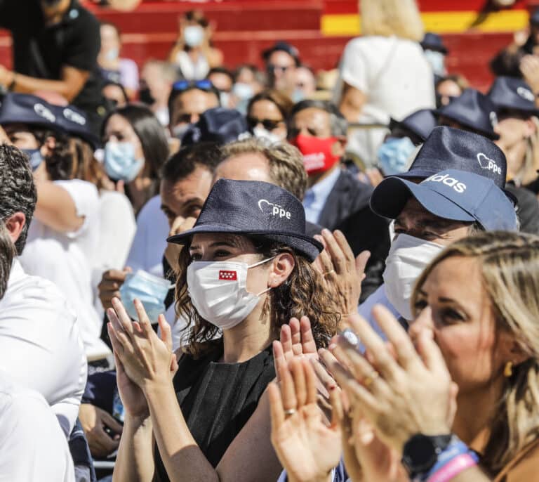 Ayuso pide vía libre en el PP de Madrid tras firmar la paz con Casado: "La pelota está en su tejado"
