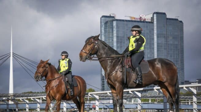 A quién reúne la cumbre del clima y quién es quién en la COP Policías controlan las inmediaciones de una de las sedes de la COP26 en Glasgow, escocia.