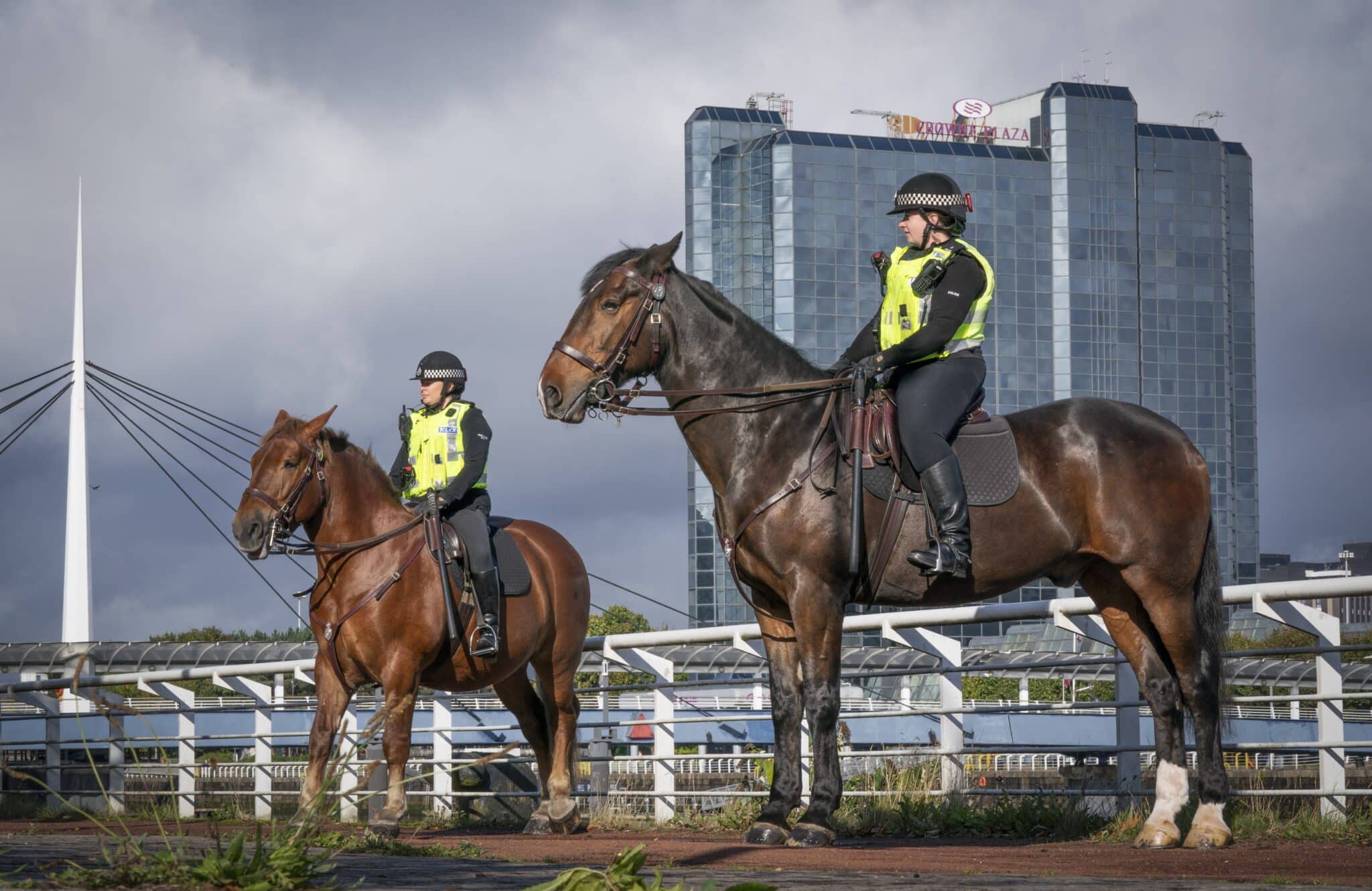 Policías controlan las inmediaciones de una de las sedes de la COP26 en Glasgow, escocia.