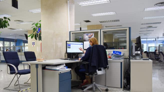 Una empleada pública durante su jornada laboral.