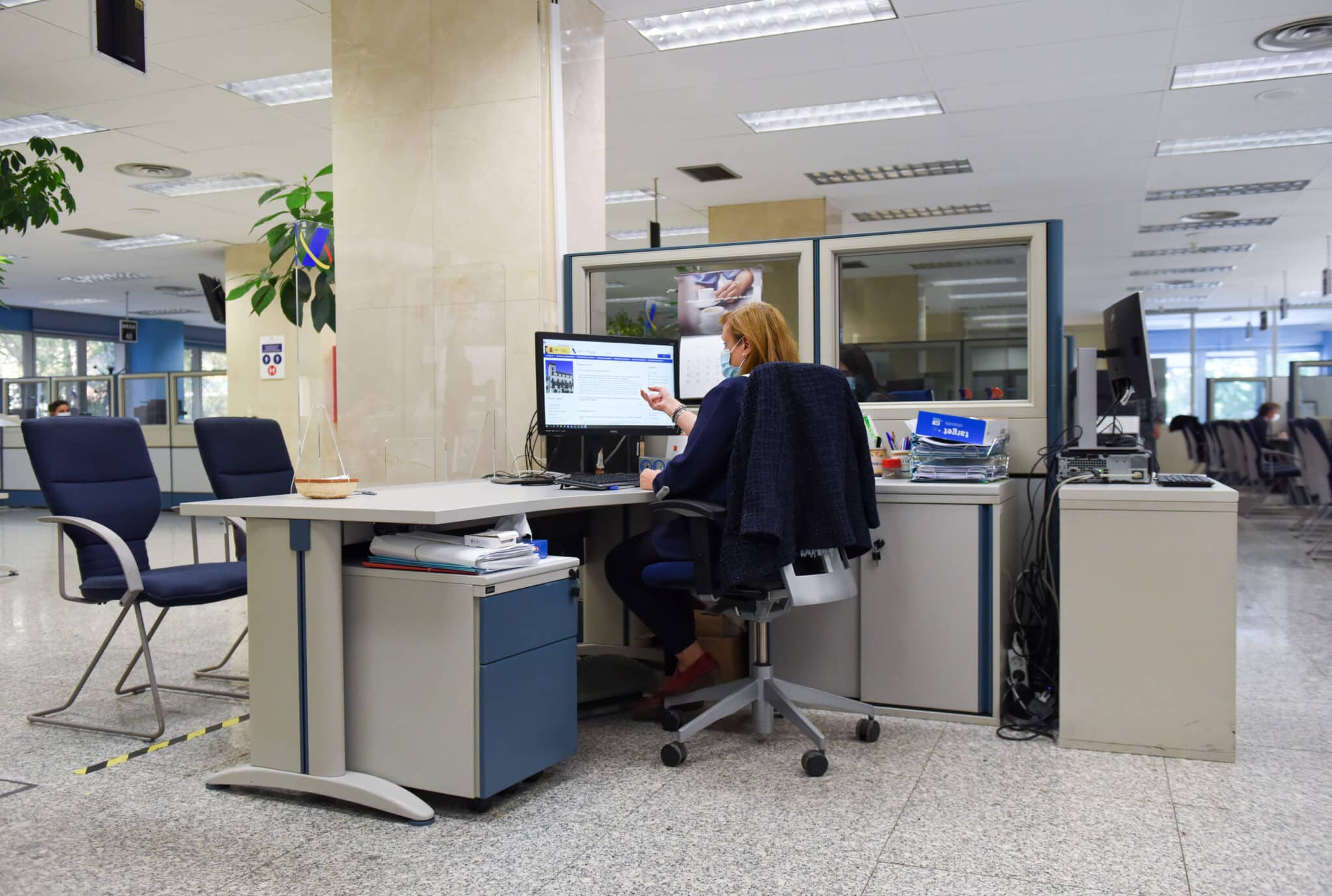 Una empleada pública durante su jornada laboral.