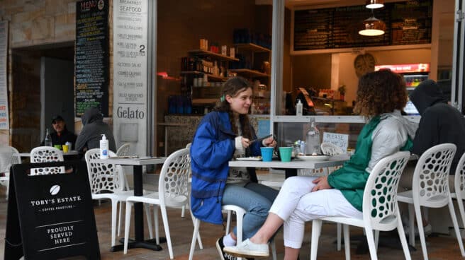 Los comensales se sientan en un café