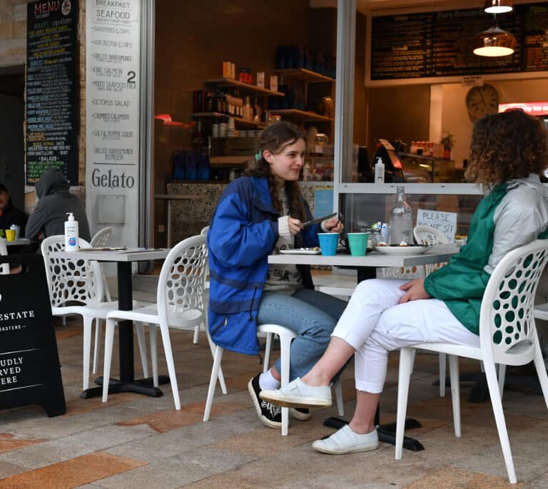 La incidencia sube más de un punto en un día con 2.556 nuevos casos y 30 fallecidos