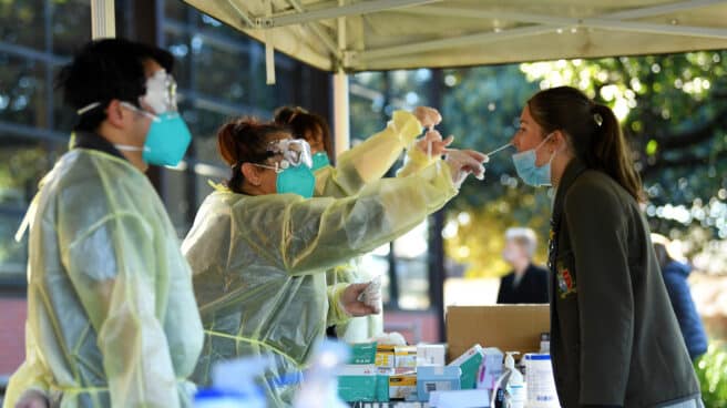 La estudiante de Firbank Grammar Year 11, Holly Fletcher (derecha), recibe una prueba de antígeno rápido COVID-19 administrada por un trabajador de TLC Healthcare en el campus de Brighton, Melbourne,