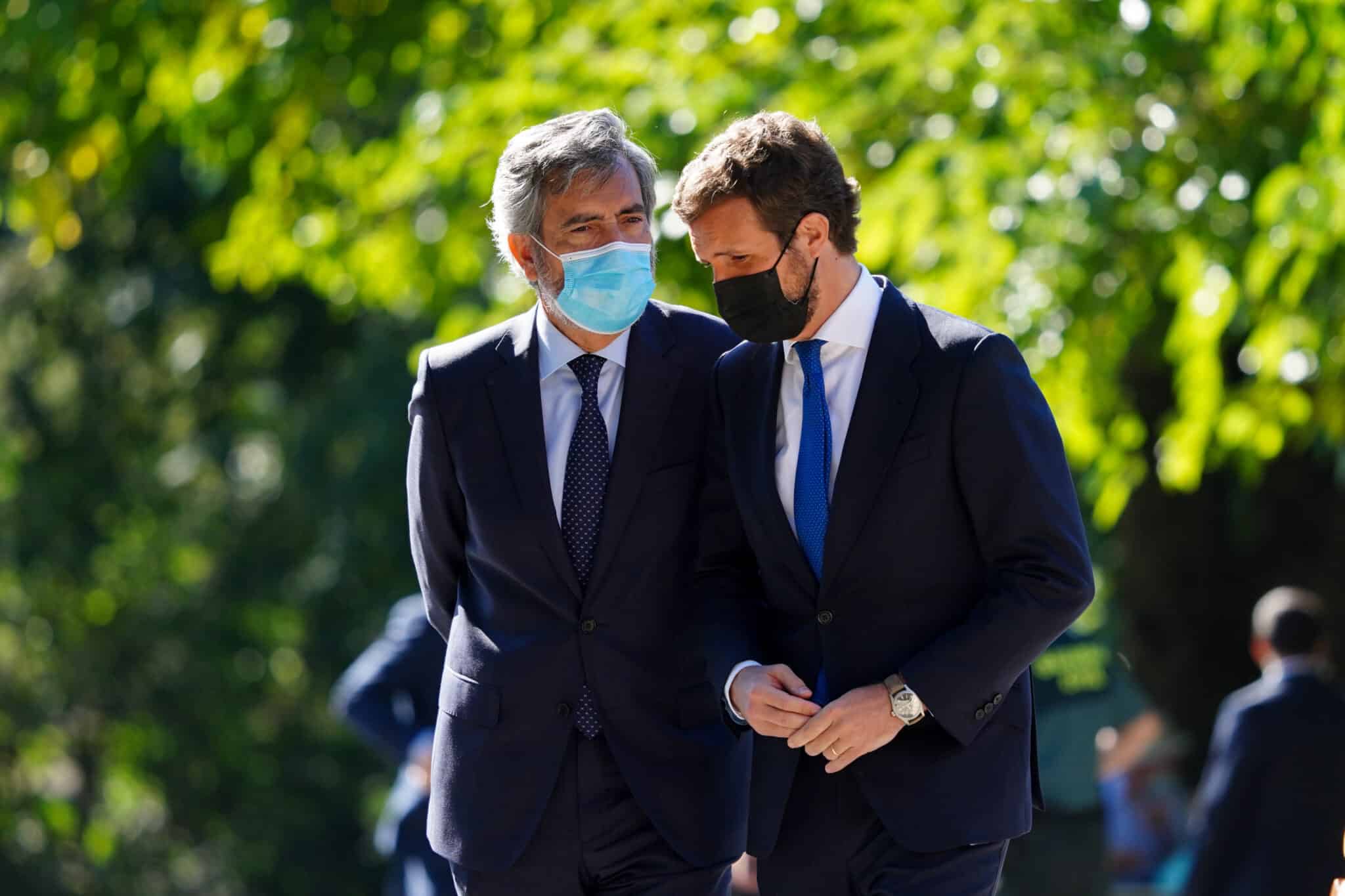 El presidente del Tribunal Supremo y del Consejo General del Poder Judicial (CGPJ), Carlos Lesmes (i) y el presidente del PP, Pablo Casado (d).