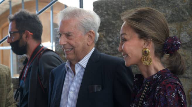 Isabel Preysler reaparece tras la muerte de su madre en la Cátedra Vargas Llosa