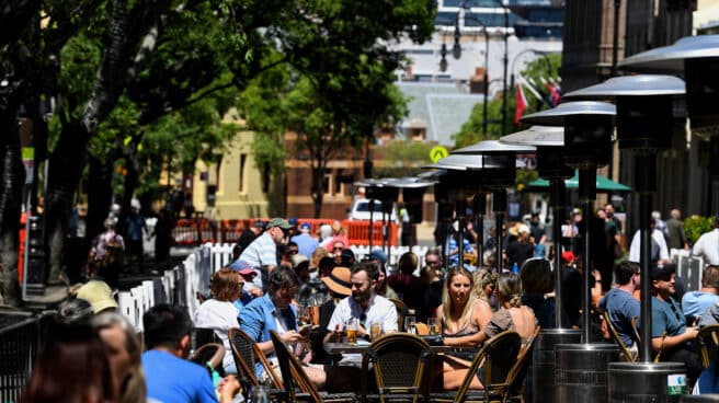 Los miembros del público son vistos en un comedor al aire libre Los miembros del público son vistos en un comedor al aire libre