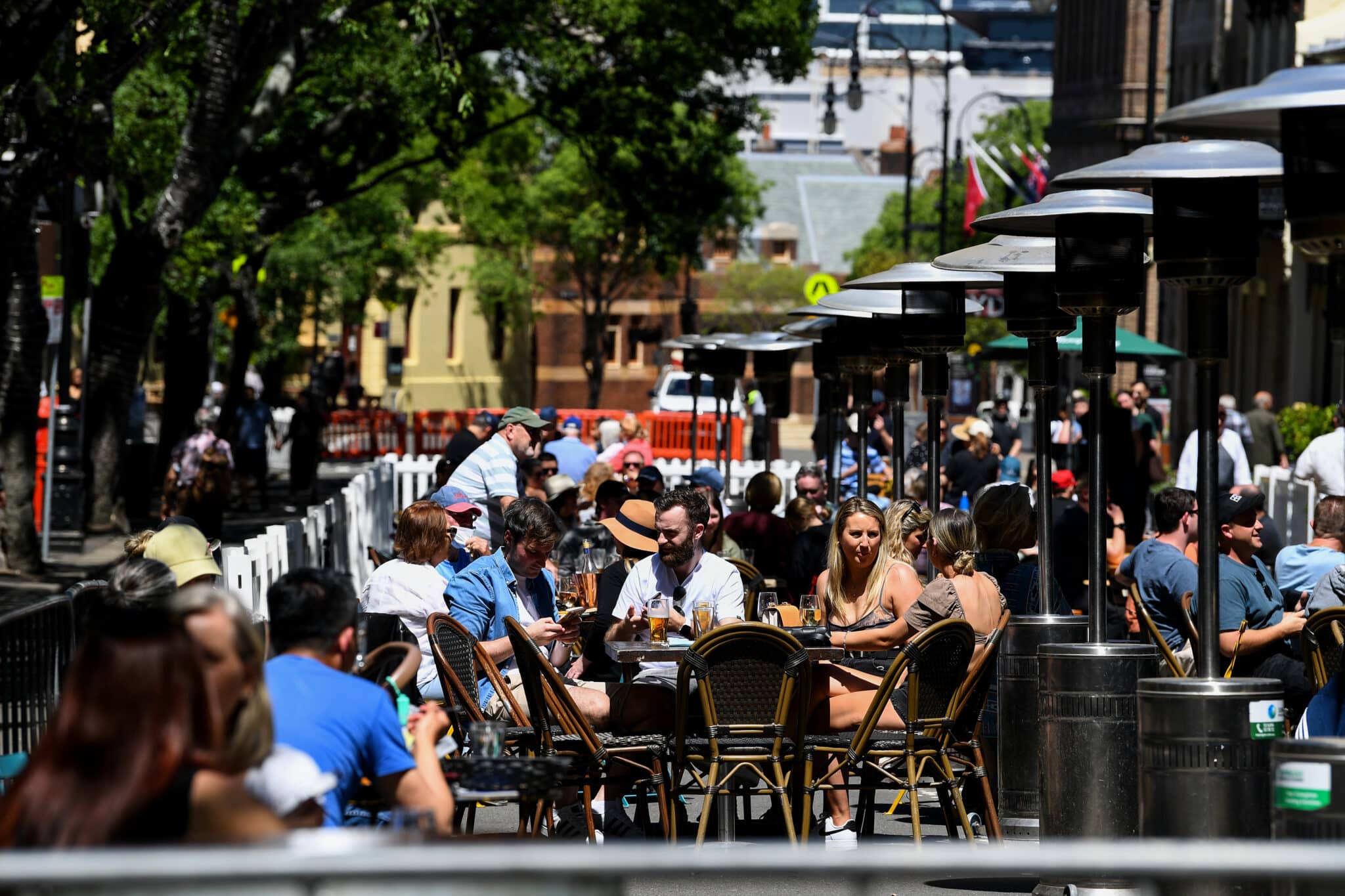 Los miembros del público son vistos en un comedor al aire libre