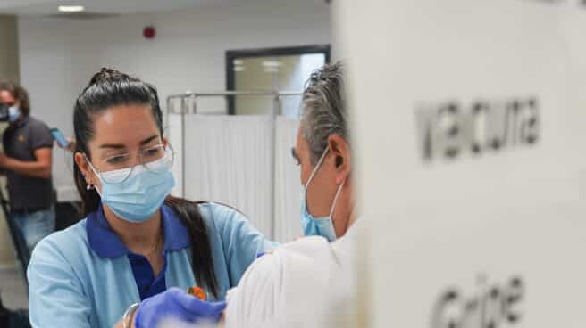 Andalucía comienza la campaña de vacunación de la tercera dosis Covid a mayores de 70 años junto a la vacuna de la gripe.
