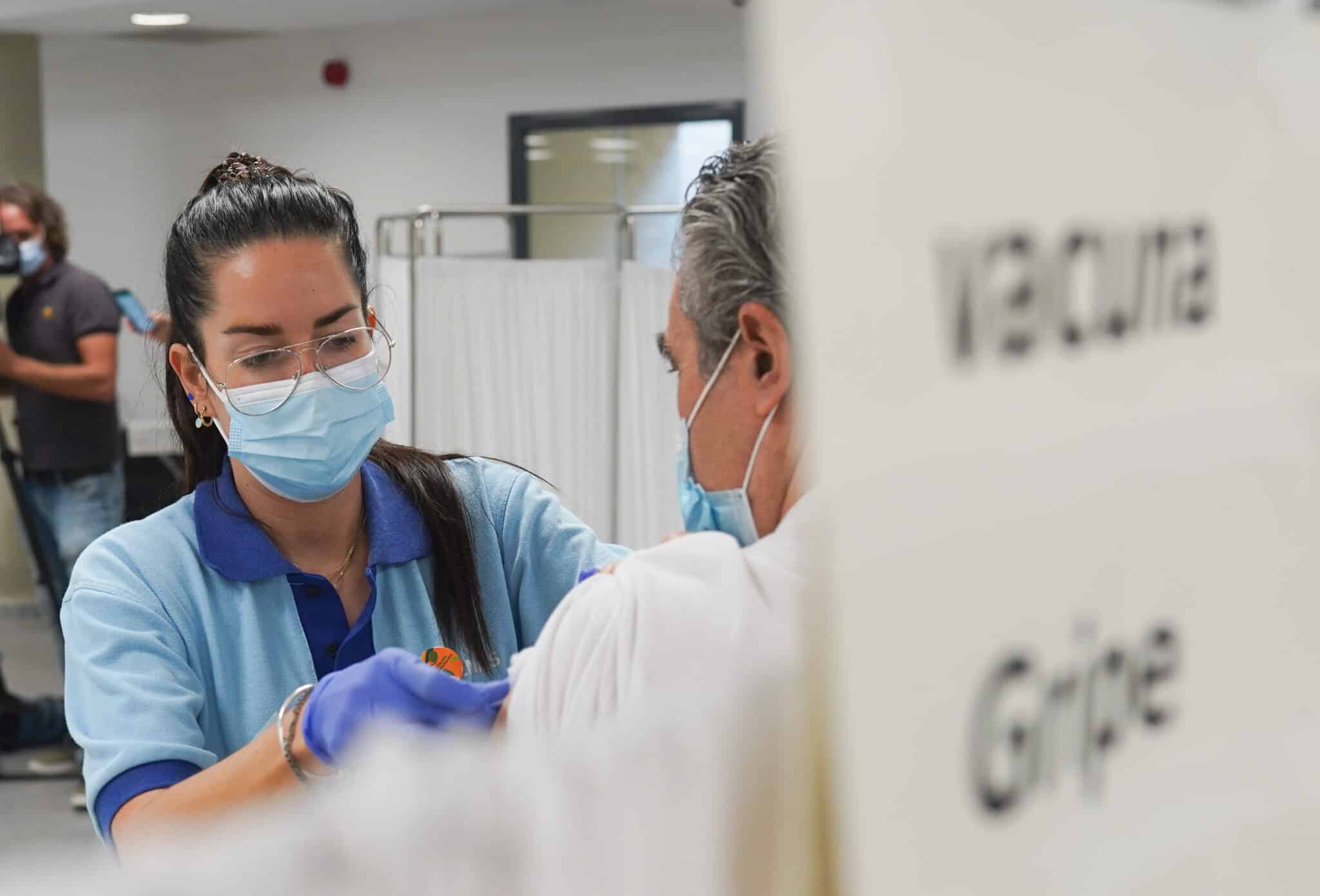 Andalucía comienza la campaña de vacunación de la tercera dosis Covid a mayores de 70 años junto a la vacuna de la gripe.