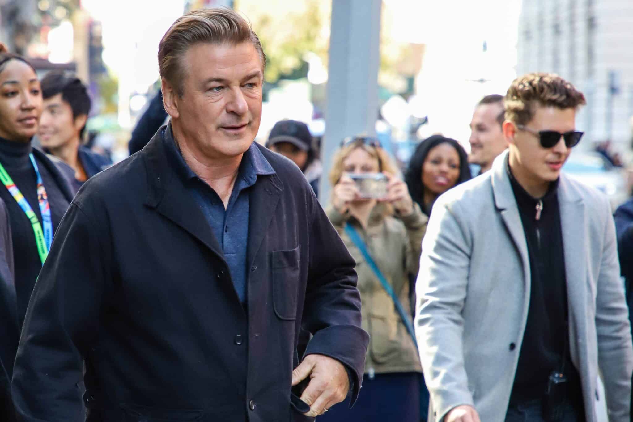 Alec Baldwin tras matar por accidente a su compañera de rodaje: "Mi corazón está roto"