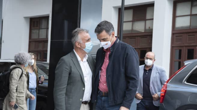 Ángel Víctor Torres y Pedro Sánchez, en La Palma.