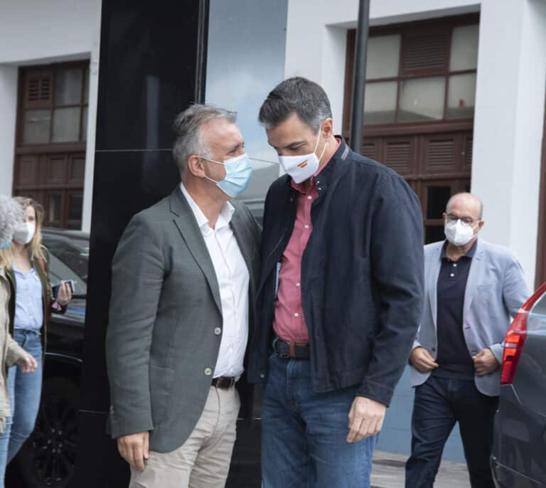El presidente de Canarias se compromete a que ningún palmero tenga que "irse a vivir fuera de su isla"