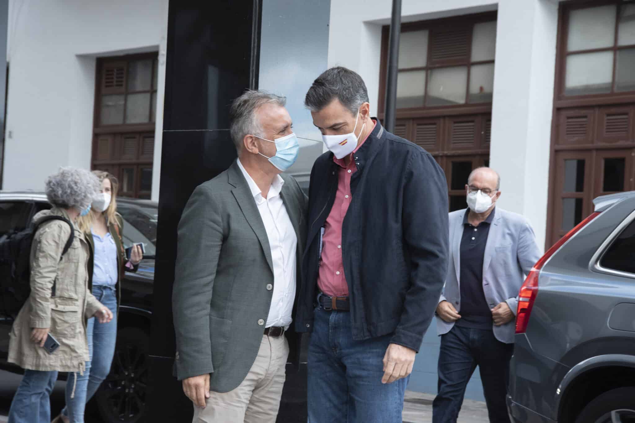 Ángel Víctor Torres y Pedro Sánchez, en La Palma.