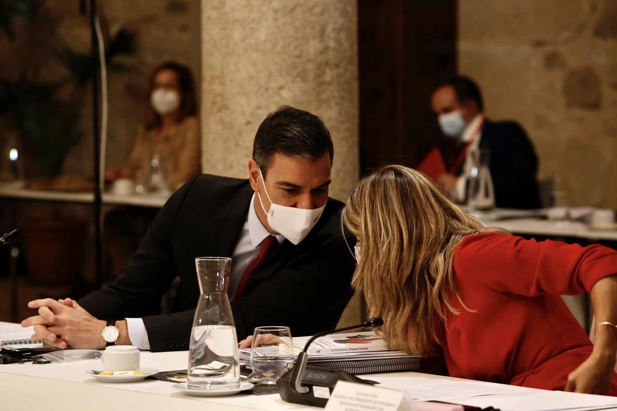 El presidente del Gobierno, Pedro Sánchez y la vicepresidenta segunda, Yolanda Díaz