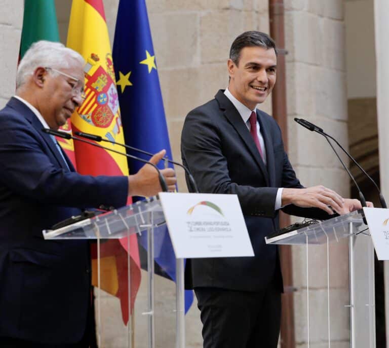 Sánchez elude hablar de la crisis de Gobierno en su cita con el portugués Costa