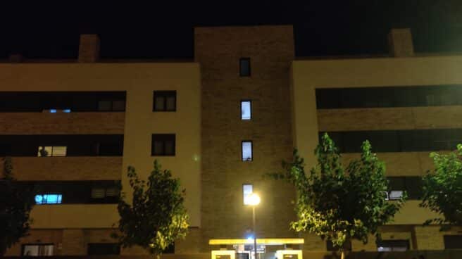 Detenido un hombre por el asesinato de un menor de nueve años en Lardero (La Rioja) Agentes y vecinos las inmediaciones del edificio donde han detenido a un hombre como presunto asesino de un niño de 9 años