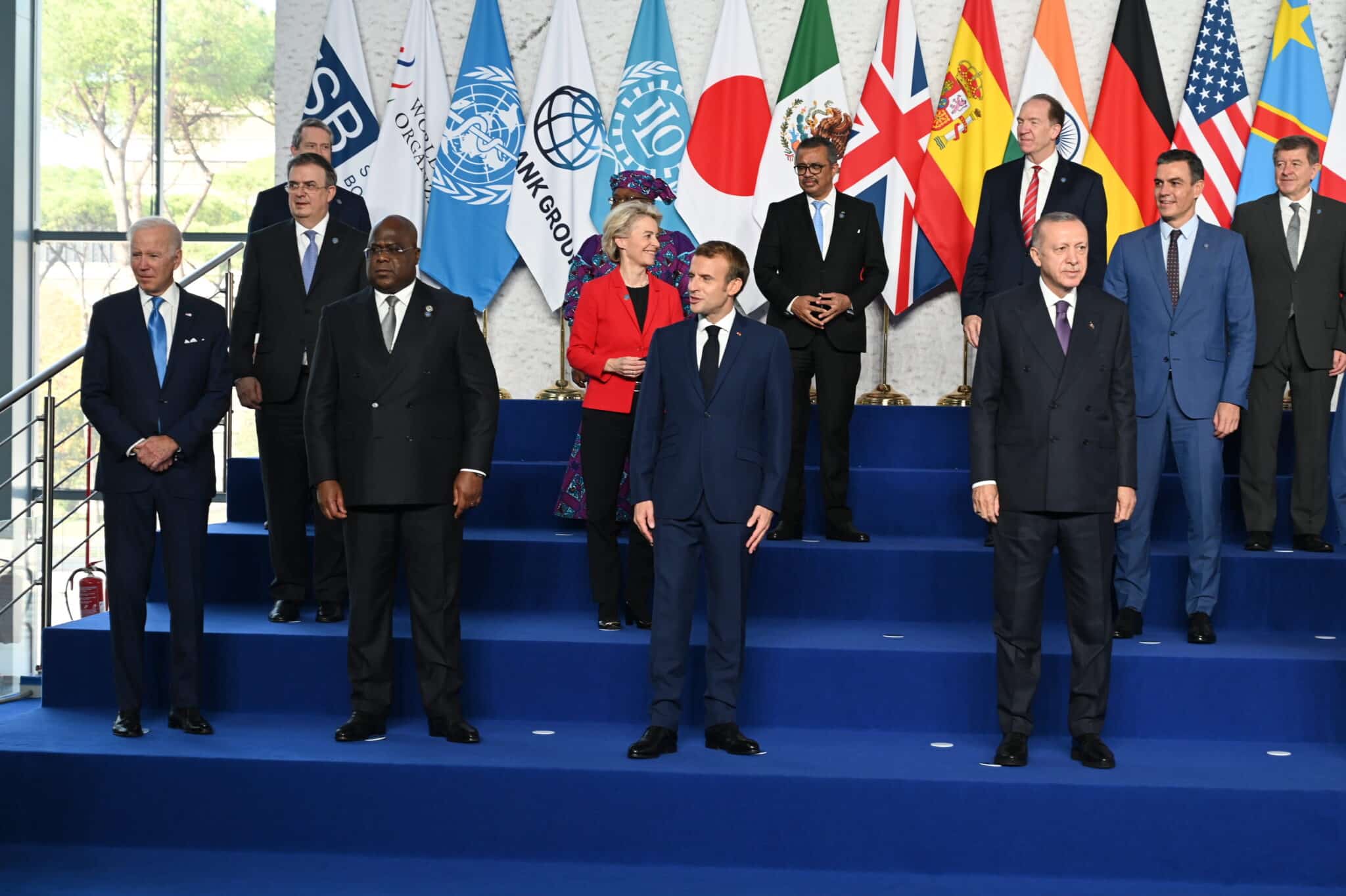 El presidente de Estados Unidos, Joe Biden (primera fila, 1i); el presidente de Francia, Emmanuel Macron (primera fila (2d); el presidente de Turquía, Recep Tayyip Erdogan (primera fila, 1d); el presidente del Gobierno de España, Pedro Sánchez (segunda fila, 1d), y la presidenta de la Comisión Europea, Ursula Von der Leyen (segunda fila, 2i), en la foto de familia de los líderes del G20, en el centro de congresos de la Nuvola,