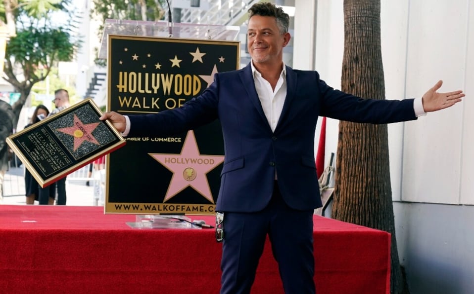 Alejandro Sanz con su estrella en el Paseo de la fama de Hollywood