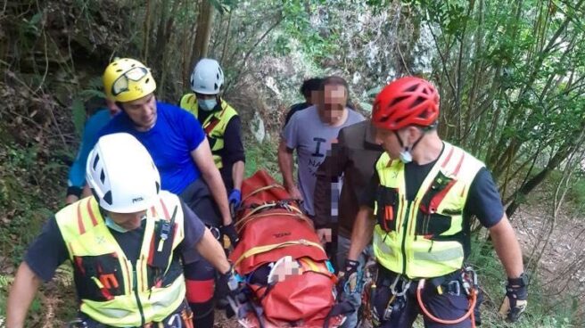 Bomberos rescatando al niño de 12 años que se cayó haciendo barranquismo