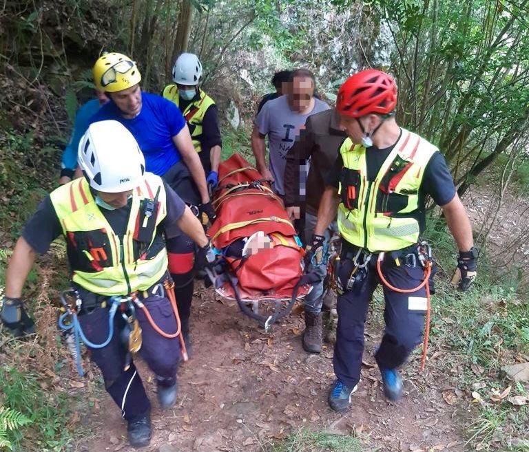 Bomberos rescatando al niño de 12 años que se cayó haciendo barranquismo