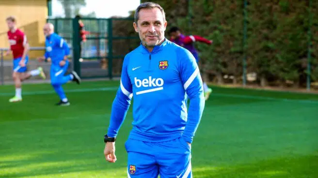 Sergi Barjuan ya ejerce en el Barça con charla previa al primer entrenamiento