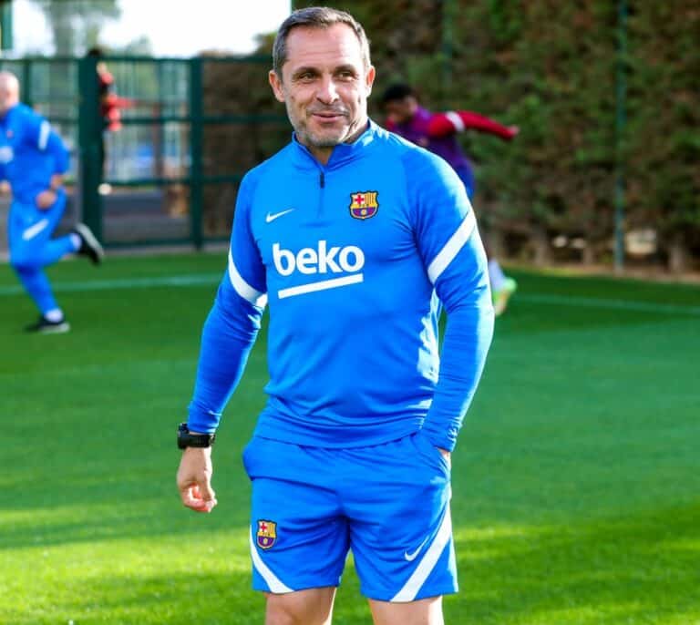 Sergi Barjuan ya ejerce en el Barça con charla previa al primer entrenamiento