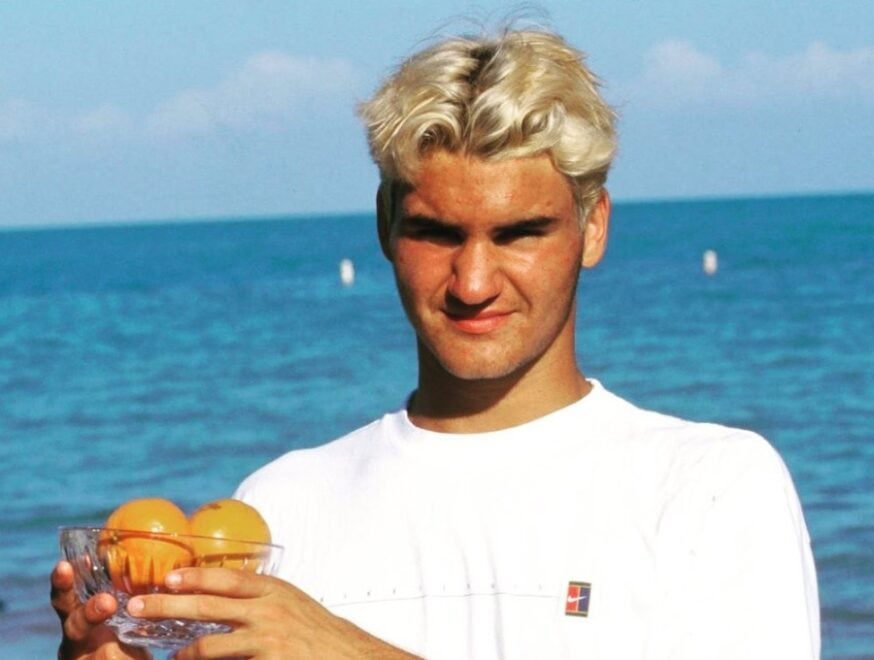 Roger Federer con el trofeo de la Orange Bowl, uno de los más prestigiosos del tenis juvenil, en 1998