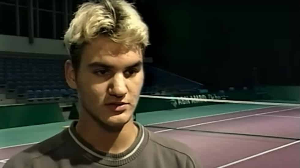 Roger Federer, con el pelo teñido de rubio, durante una entrevista en su juventud