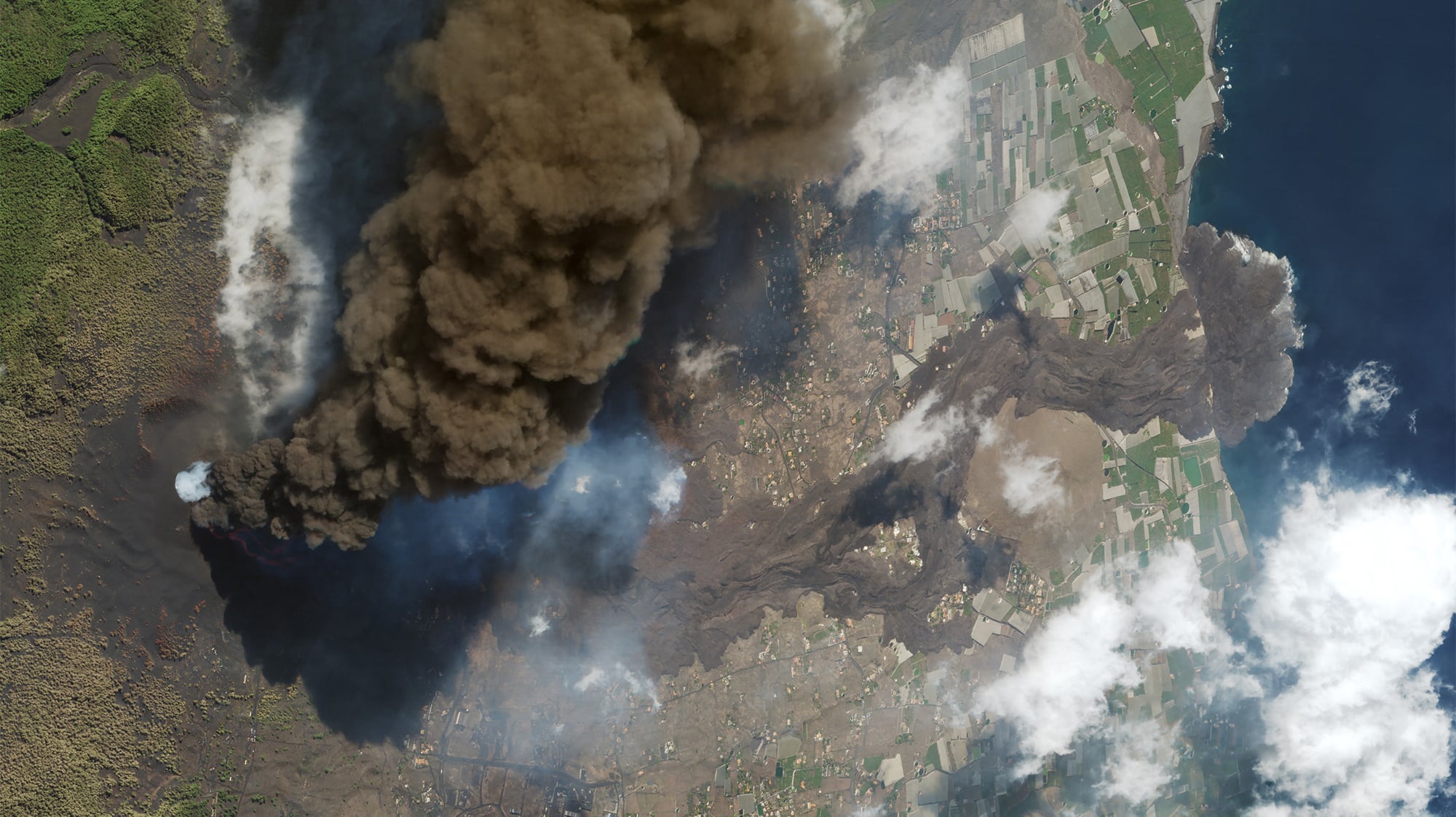 Imagen del volcán de la Palma y la colada de lava tomada desde el satélite SkySat el 4 de octubre