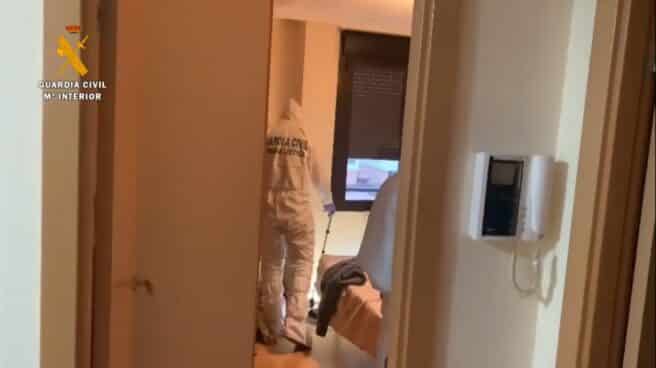 Guardia Civil inspeccionando la vivienda del asesino del niño de 9 años en Laredo Guardia Civil inspeccionando la vivienda del asesino del niño de 9 años en Laredo