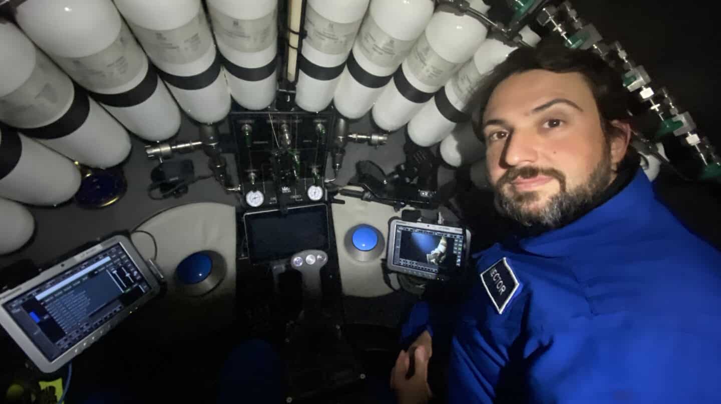 El español Héctor Salvador, dentro del submarino con el que descendió a casi 11.000 metros de profundidad