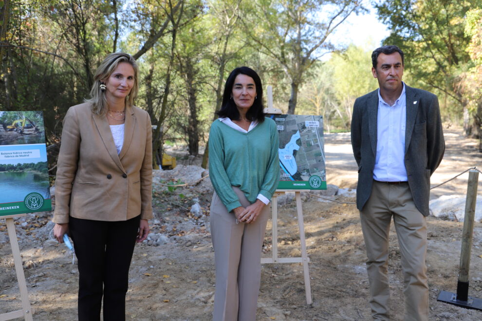 La Consejera de Medio Ambiente, Vivienda y Agricultura de la Comunidad de Madrid, Paloma Martín, la directora de Relaciones Corporativas de Heineken España, Carmen Ponce y Antonio Yáñez Cidad, Presidente de la Confederación Hidrográfica del Tajo en la presentación del proyecto Jarama.