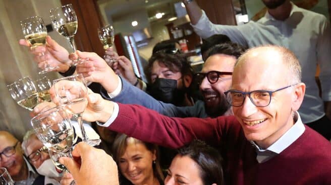 Enrico Letta, líder del Partido Democrático, celebra la victoria de sus candidatos en las municipales