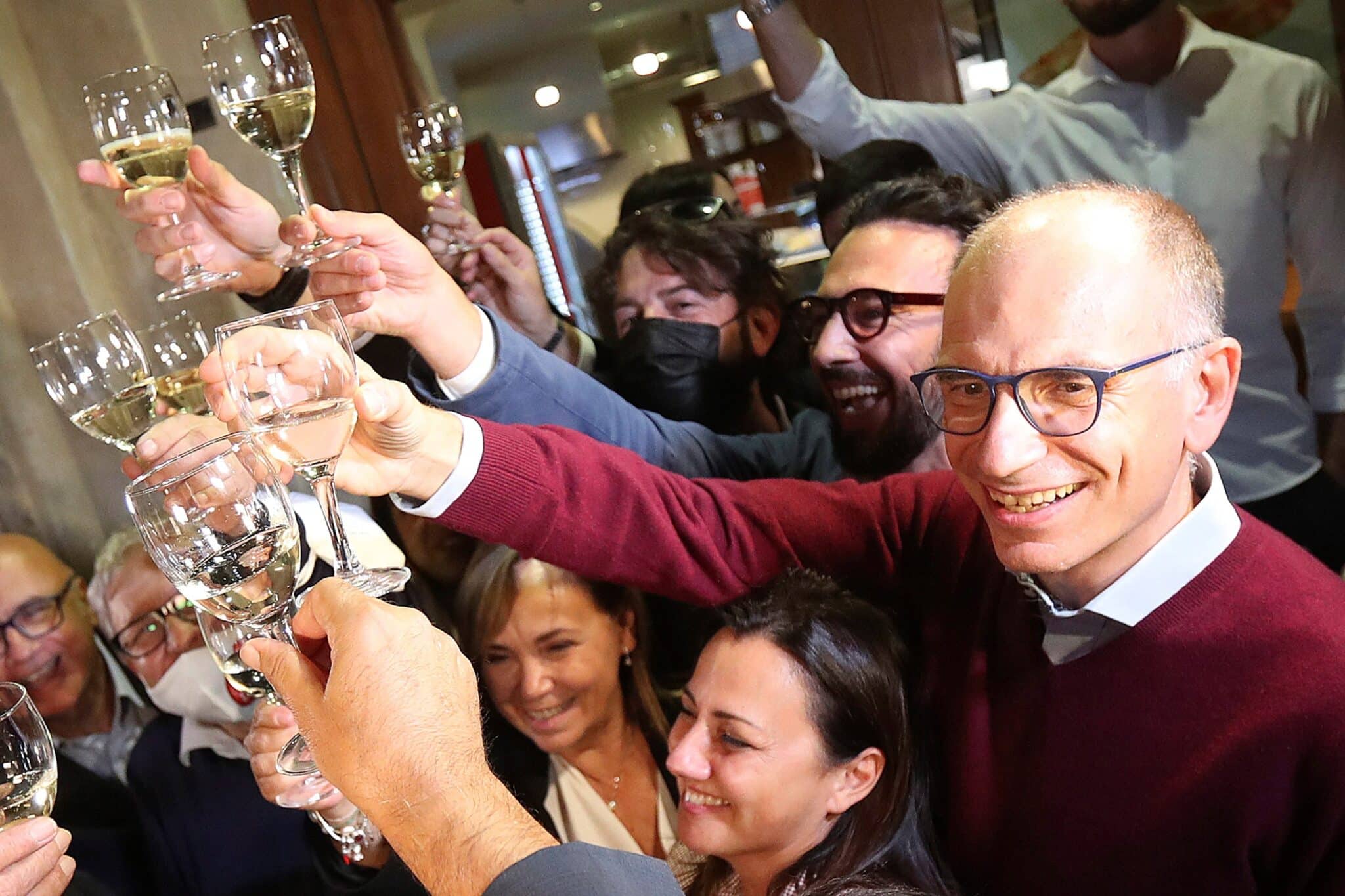 Enrico Letta, líder del Partido Democrático, celebra la victoria de sus candidatos en las municipales