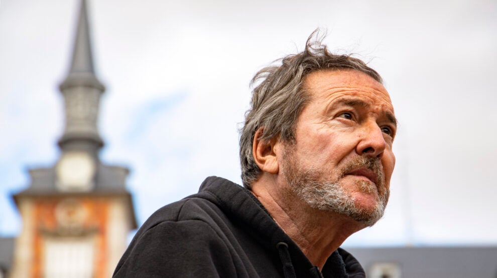 El escritor Juan José Benítez, durante su entrevista con El Independiente en la Plaza Mayor de Madrid