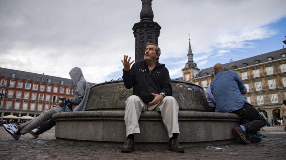 El escritor Juan José Benítez, durante su entrevista con El Independiente en la Plaza Mayor de Madrid