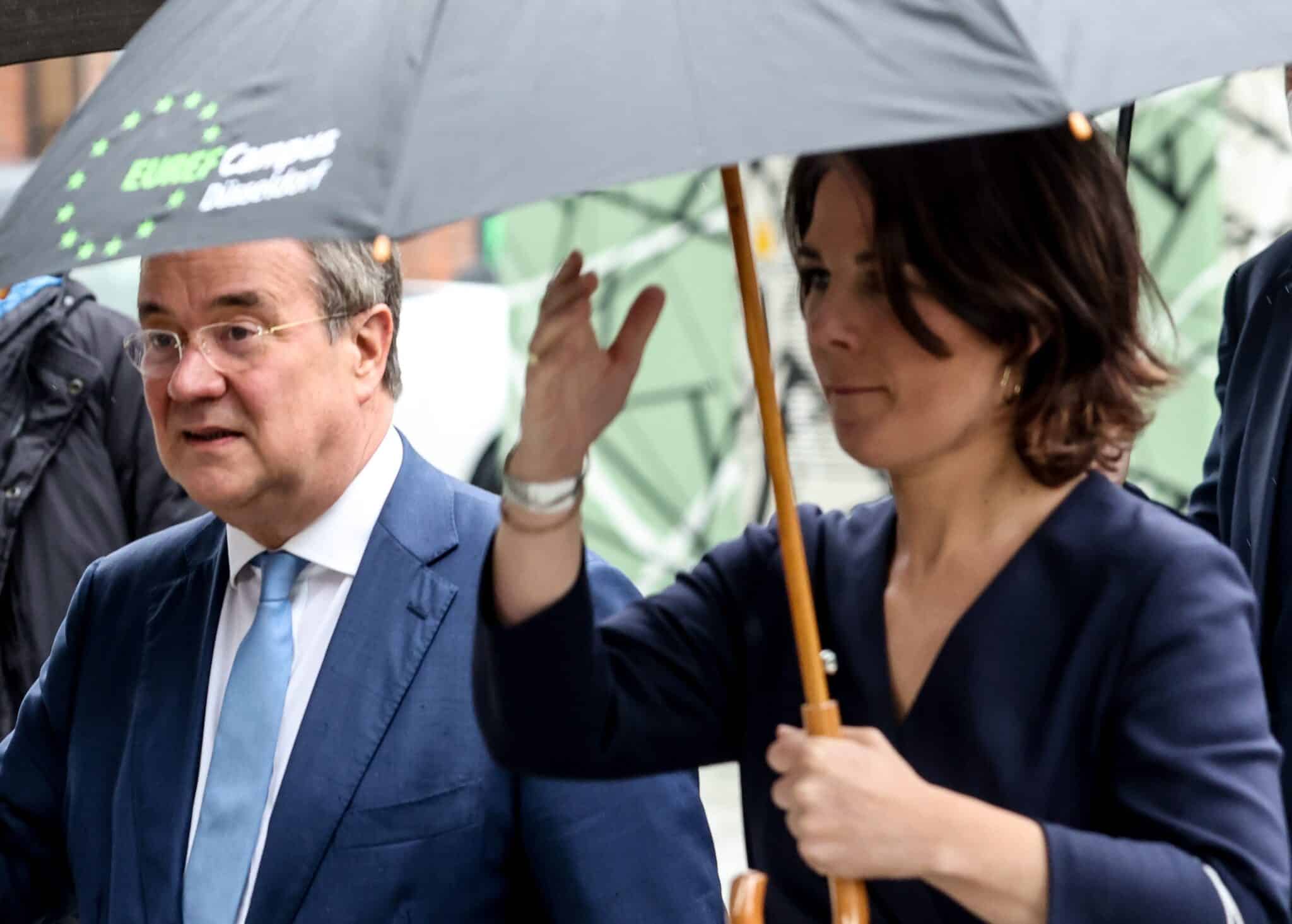 El conservador Armin Laschet bajo el paraguas de la ecologista Annalena Baerbock