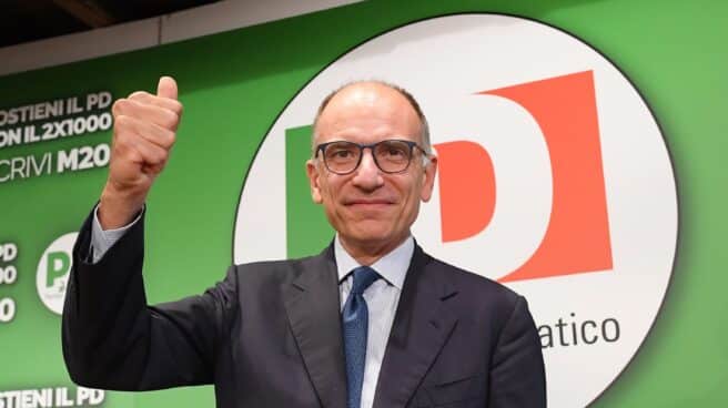 El líder del Partido Democrático, Enrico Letta, en actitud triunfante.