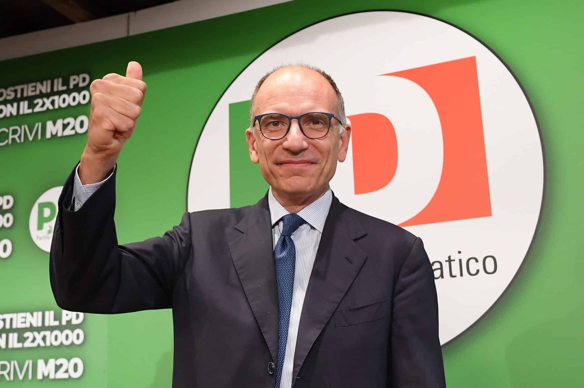 El líder del Partido Democrático, Enrico Letta, en actitud triunfante.