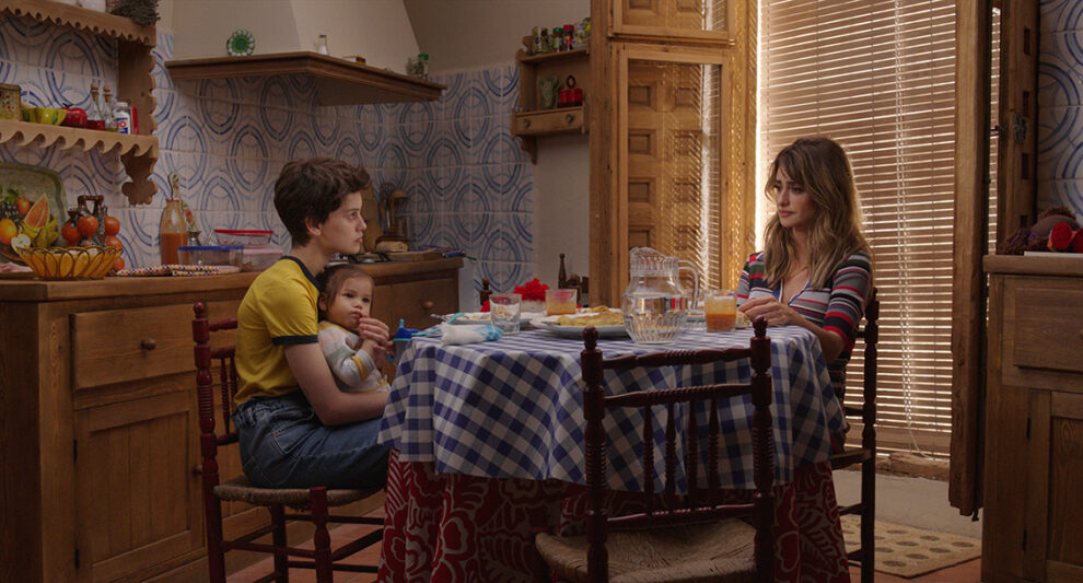 escena de Madres paralelas con Milena Smit y Penélope Cruz