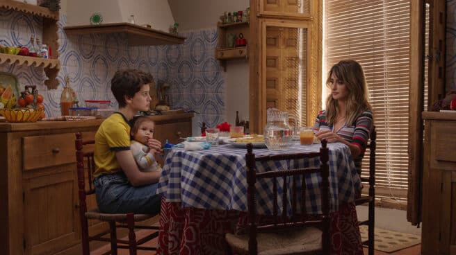 escena de Madres paralelas con Milena Smit y Penélope Cruz